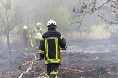 Waldbrand – Hubschrauber ortet Flammen aus der Luft