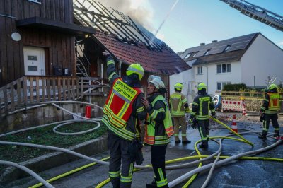 Scheune in Vollbrand – Flammen bedrohen Gastank – Feuerwehr verhindert Übergreifen auf Nachbarhaus