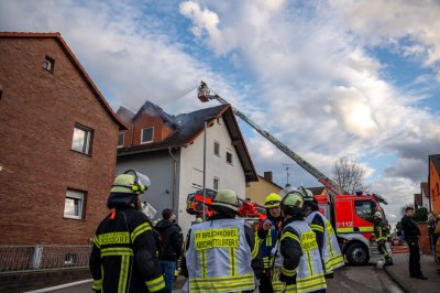 Dachstuhlbrand in Mehrfamilienhaus – elf Bewohner evakuiert – keine Verletzten – rund 70 Einsatzkräfte im Einsatz