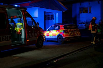 Meterhohe Feuersäulen bei Hallenbrand – Seniorenheim durch Rauch bedroht – Löschwasser gefriert