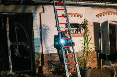 Garage auf Bauernhof in Vollbrand