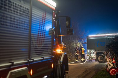 Großbrand in Lagerhalle eines Baustoffbetriebs in Maintal-Bischofsheim
