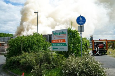 Großbrand auf Wertstoffhof - Baumarkt geräumt - Großeinsatz für Feuerwehr