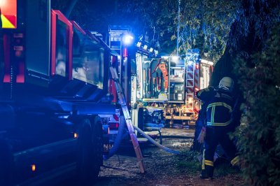Großbrand in Lagerhalle eines Baustoffbetriebs in Maintal-Bischofsheim