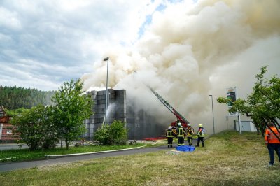 Großbrand auf Wertstoffhof - Baumarkt geräumt - Großeinsatz für Feuerwehr