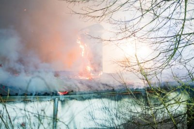 Meterhohe Feuersäulen bei Hallenbrand – Seniorenheim durch Rauch bedroht – Löschwasser gefriert
