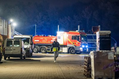 Großbrand in Lagerhalle eines Baustoffbetriebs in Maintal-Bischofsheim