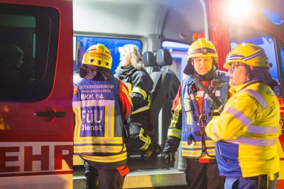 Meterhohe Feuersäulen bei Hallenbrand – Seniorenheim durch Rauch bedroht – Löschwasser gefriert