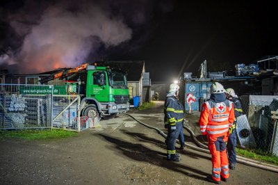 Großbrand in Lagerhalle eines Baustoffbetriebs in Maintal-Bischofsheim