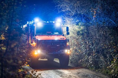 Großbrand in Lagerhalle eines Baustoffbetriebs in Maintal-Bischofsheim