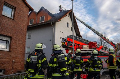 Dachstuhlbrand in Mehrfamilienhaus – elf Bewohner evakuiert – keine Verletzten – rund 70 Einsatzkräfte im Einsatz