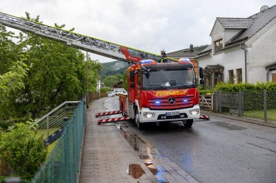 Windhose fegt nur zehn Sekunden durch Wohngebiet - 16 Dächer teils erheblich beschädigt - Feuerwehr im Dauereinsatz - Bäume stürzen um