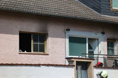 Dunkler Rauch – Defekter Kühlschrank löst Wohnungsbrand aus – Wohnung unbewohnbar – 50 Kräfte im Einsatz