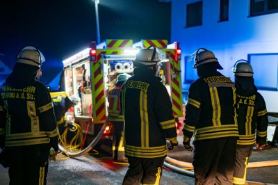 Meterhohe Feuersäulen bei Hallenbrand – Seniorenheim durch Rauch bedroht – Löschwasser gefriert