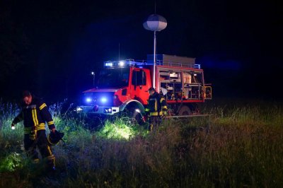 Weithin sichtbarer Feuerschein - Katwarn ausgelöst - Hütte mit Holz und Geräten brennt