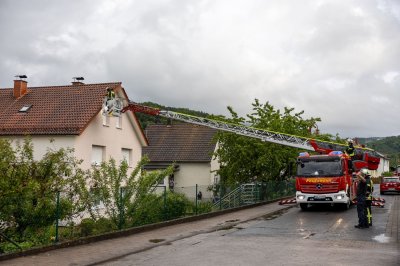 Windhose fegt nur zehn Sekunden durch Wohngebiet - 16 Dächer teils erheblich beschädigt - Feuerwehr im Dauereinsatz - Bäume stürzen um