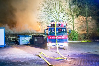 Meterhohe Feuersäulen bei Hallenbrand – Seniorenheim durch Rauch bedroht – Löschwasser gefriert