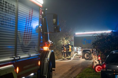 Großbrand in Lagerhalle eines Baustoffbetriebs in Maintal-Bischofsheim