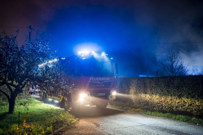 Großbrand in Lagerhalle eines Baustoffbetriebs in Maintal-Bischofsheim