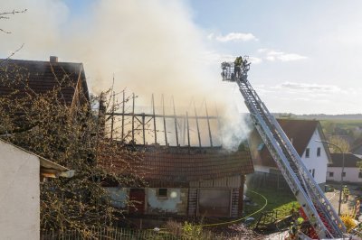 Scheune in Vollbrand – Flammen bedrohen Gastank – Feuerwehr verhindert Übergreifen auf Nachbarhaus