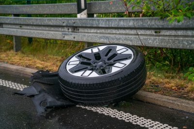 Totalschaden nach Aquaplaning – Fahrer (41) in Klinik