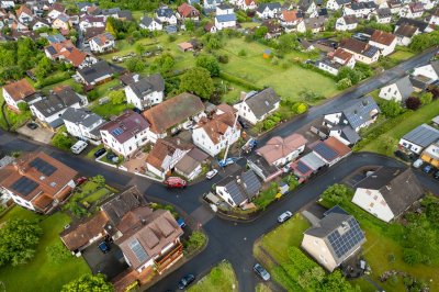 Windhose fegt nur zehn Sekunden durch Wohngebiet - 16 Dächer teils erheblich beschädigt - Feuerwehr im Dauereinsatz - Bäume stürzen um