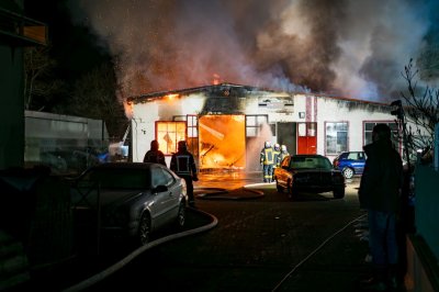 Meterhohe Feuersäulen bei Hallenbrand – Seniorenheim durch Rauch bedroht – Löschwasser gefriert