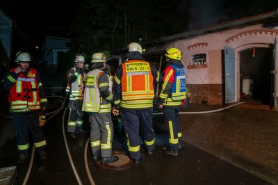 Garage auf Bauernhof in Vollbrand
