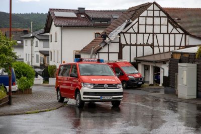 Windhose fegt nur zehn Sekunden durch Wohngebiet - 16 Dächer teils erheblich beschädigt - Feuerwehr im Dauereinsatz - Bäume stürzen um
