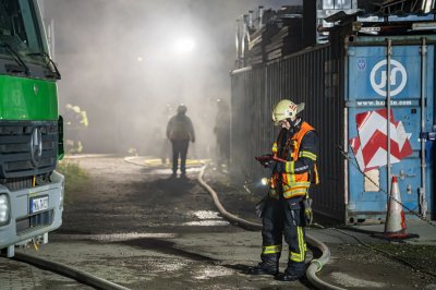 Großbrand in Lagerhalle eines Baustoffbetriebs in Maintal-Bischofsheim