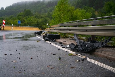 Totalschaden nach Aquaplaning – Fahrer (41) in Klinik