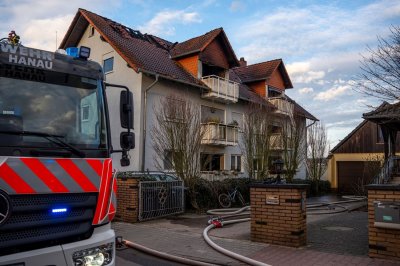 Dachstuhlbrand in Mehrfamilienhaus – elf Bewohner evakuiert – keine Verletzten – rund 70 Einsatzkräfte im Einsatz