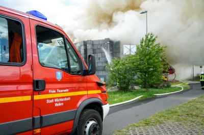 Großbrand auf Wertstoffhof - Baumarkt geräumt - Großeinsatz für Feuerwehr