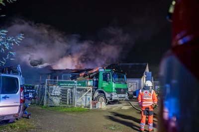 Großbrand in Lagerhalle eines Baustoffbetriebs in Maintal-Bischofsheim