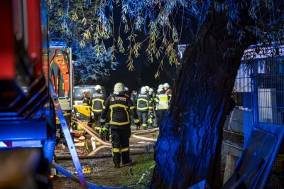 Großbrand in Lagerhalle eines Baustoffbetriebs in Maintal-Bischofsheim
