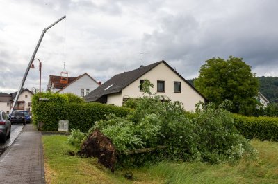 Windhose fegt nur zehn Sekunden durch Wohngebiet - 16 Dächer teils erheblich beschädigt - Feuerwehr im Dauereinsatz - Bäume stürzen um