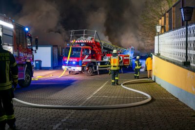 Meterhohe Feuersäulen bei Hallenbrand – Seniorenheim durch Rauch bedroht – Löschwasser gefriert