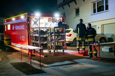 Meterhohe Feuersäulen bei Hallenbrand – Seniorenheim durch Rauch bedroht – Löschwasser gefriert