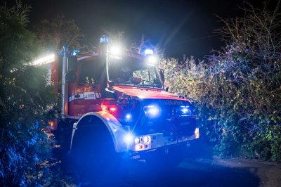 Großbrand in Lagerhalle eines Baustoffbetriebs in Maintal-Bischofsheim