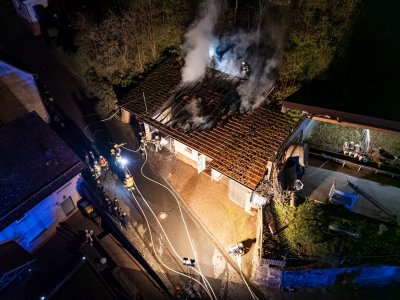 Garage auf Bauernhof in Vollbrand