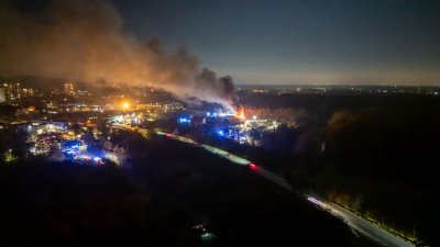 Großbrand in Lagerhalle eines Baustoffbetriebs in Maintal-Bischofsheim