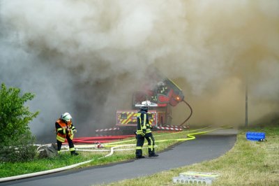 Großbrand auf Wertstoffhof - Baumarkt geräumt - Großeinsatz für Feuerwehr