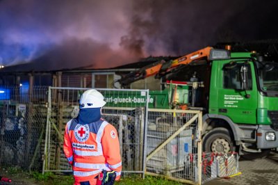Großbrand in Lagerhalle eines Baustoffbetriebs in Maintal-Bischofsheim