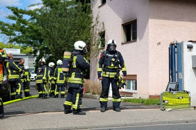 Dunkler Rauch – Defekter Kühlschrank löst Wohnungsbrand aus – Wohnung unbewohnbar – 50 Kräfte im Einsatz