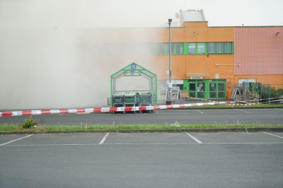 Großbrand auf Wertstoffhof - Baumarkt geräumt - Großeinsatz für Feuerwehr