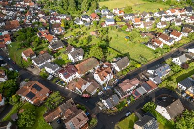 Windhose fegt nur zehn Sekunden durch Wohngebiet - 16 Dächer teils erheblich beschädigt - Feuerwehr im Dauereinsatz - Bäume stürzen um