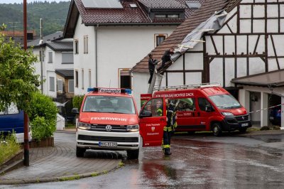 Windhose fegt nur zehn Sekunden durch Wohngebiet - 16 Dächer teils erheblich beschädigt - Feuerwehr im Dauereinsatz - Bäume stürzen um