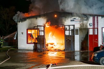 Meterhohe Feuersäulen bei Hallenbrand – Seniorenheim durch Rauch bedroht – Löschwasser gefriert