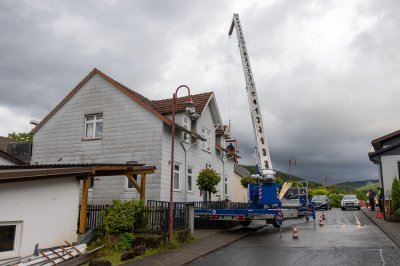 Windhose fegt nur zehn Sekunden durch Wohngebiet - 16 Dächer teils erheblich beschädigt - Feuerwehr im Dauereinsatz - Bäume stürzen um