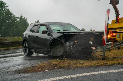 Totalschaden nach Aquaplaning – Fahrer (41) in Klinik
